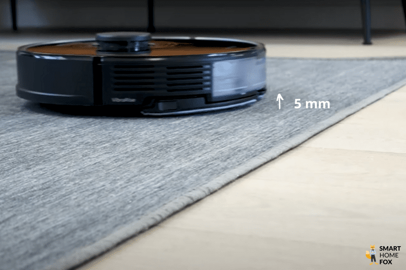 При движении по ковру моющая пластина Roborock S7 MaxV поднимается на несколько миллиметров.